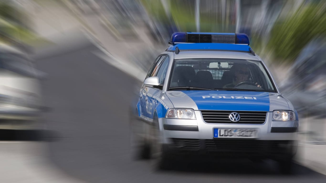 Einsatzwagen der Polizei in Brandenburg: Die Polizei hat einen Mann erschossen.