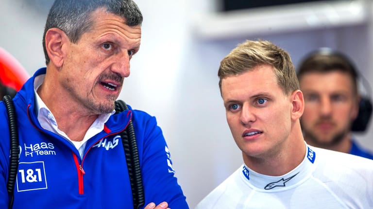 Mick Schumacher (r.) und Günther Steiner: Der Haas-Teamchef ging vergangene Saison wüst mit seinem Fahrer um.
