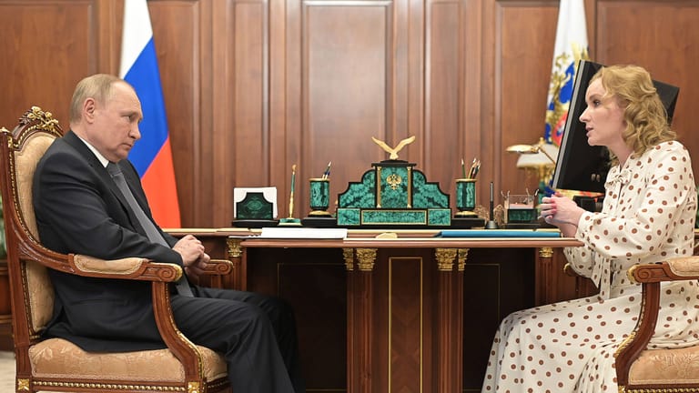 Präsident Putin und seine Kinderrechtsbeauftragte Lwowa-Belowa bei einem Treffen im Kreml.