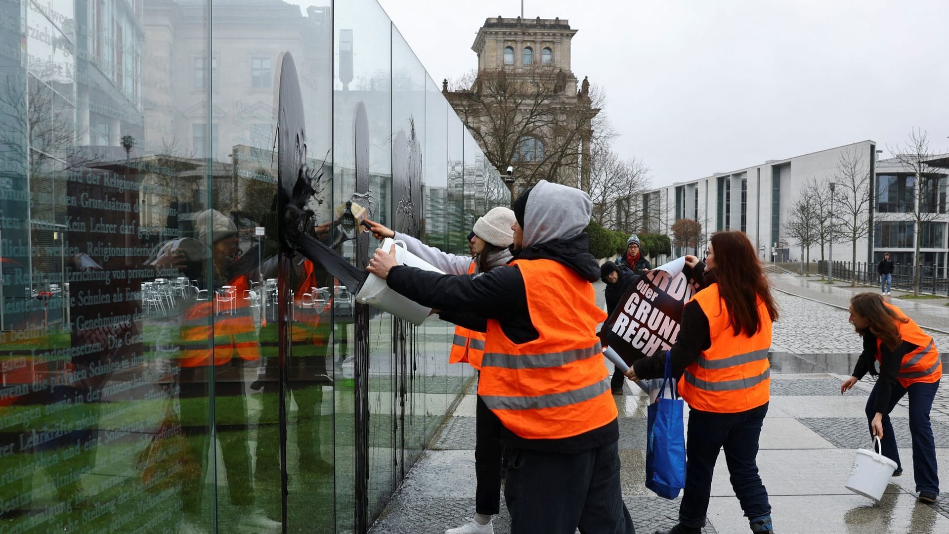 Die "Letzte Generation" bei einer Aktion: Sie schüttete Öl auf das Grundgesetz-Denkmal.