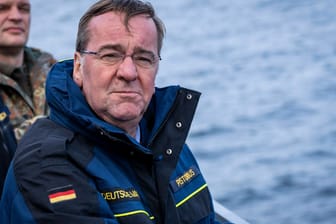 Verteidigungsminister Pistorius bei einem Besuch der Deutschen Marine: Die deutsche Bundesanwaltschaft hat im Zusammenhang der Pipeline-Explosionen ein Boot auf Sprengstoffspuren durchsuchen lassen.