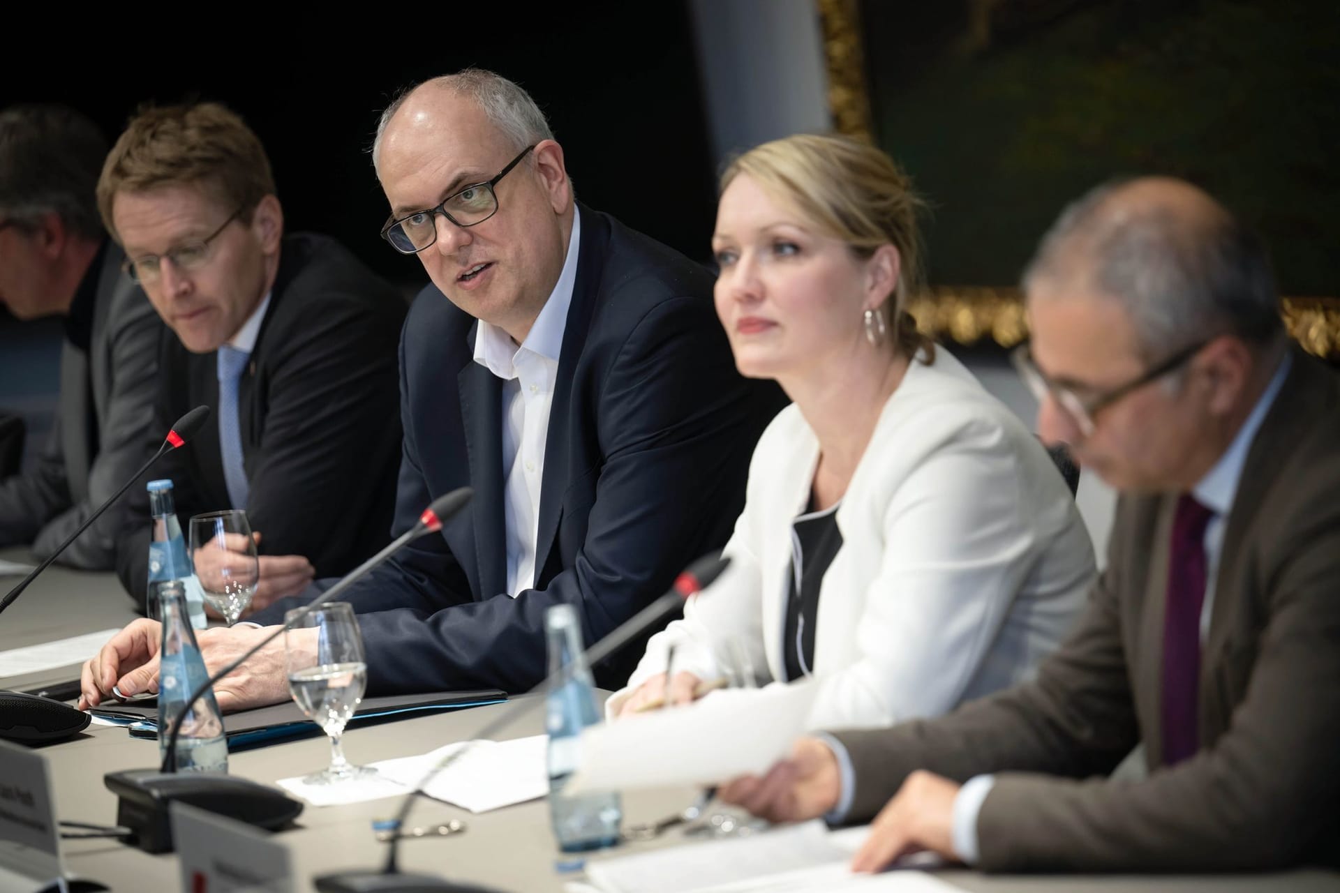 Daniel Günther (l-r), Ministerpräsident von Schleswig-Holstein, Andreas Bovenschulte (SPD), Bürgermeister von Bremen, Laura Pooth, DGB-Bezirksvorsitzende Nord, und Mehrdad Payandeh, Vorsitzender des DGB-Bezirks Niedersachsen, Bremen und Sachsen-Anhalt sitzen bei einer Pressekonferenz zusammen.