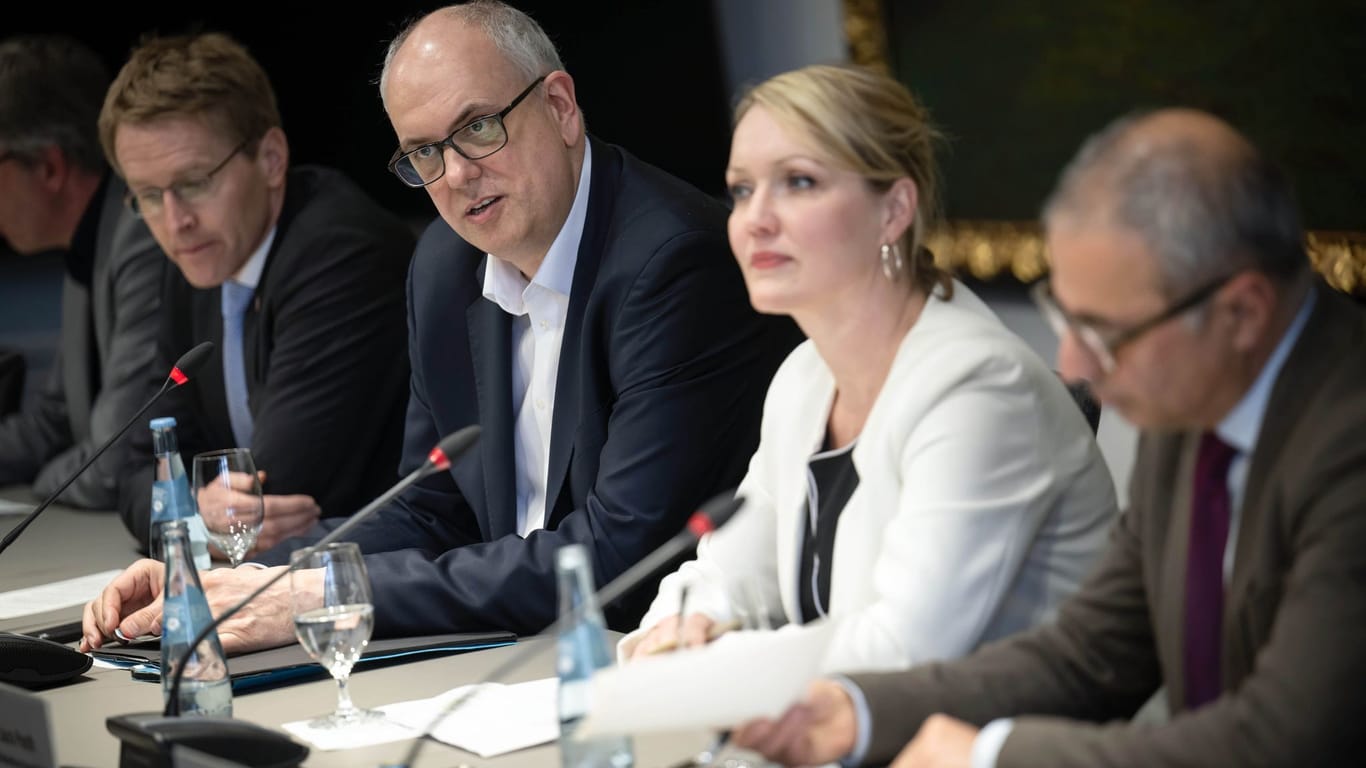 Daniel Günther (l-r), Ministerpräsident von Schleswig-Holstein, Andreas Bovenschulte (SPD), Bürgermeister von Bremen, Laura Pooth, DGB-Bezirksvorsitzende Nord, und Mehrdad Payandeh, Vorsitzender des DGB-Bezirks Niedersachsen, Bremen und Sachsen-Anhalt sitzen bei einer Pressekonferenz zusammen.