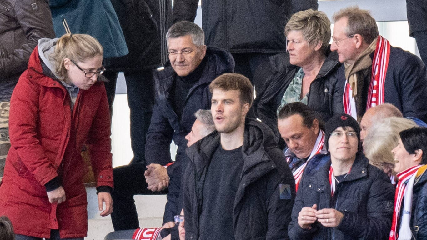 Herbert Hainer (2.v.l.): Der Präsident des FC Bayern beim Spiel des Frauenteams gegen Wolfsburg.