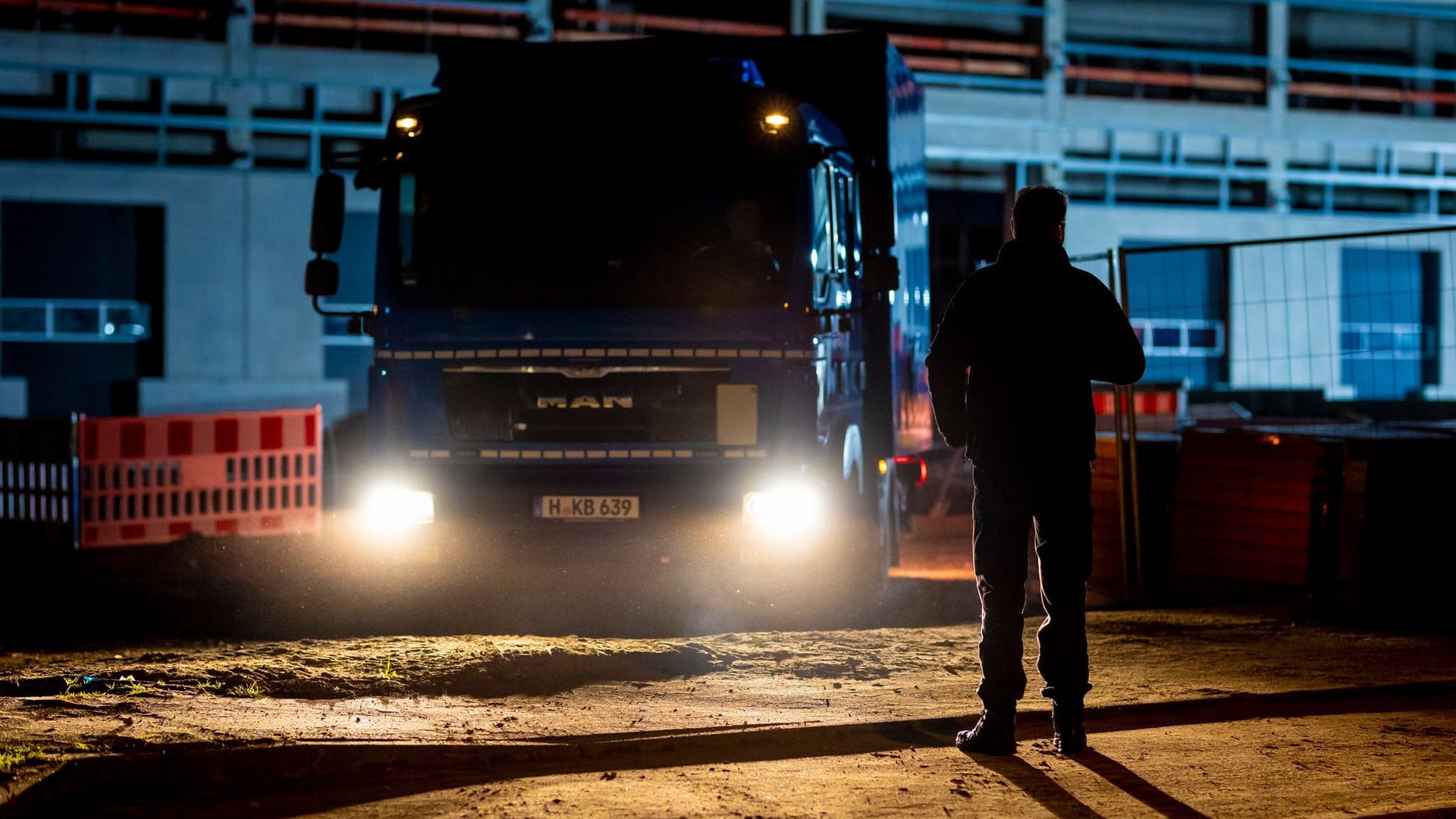 Ein Einsatzfahrzeug vom Kampfmittelbeseitigungsdienst steht auf einer Baustelle in der Region Hannover, auf der eine Fliegerbombe aus dem Zweiten Weltkrieg gefunden wurde.