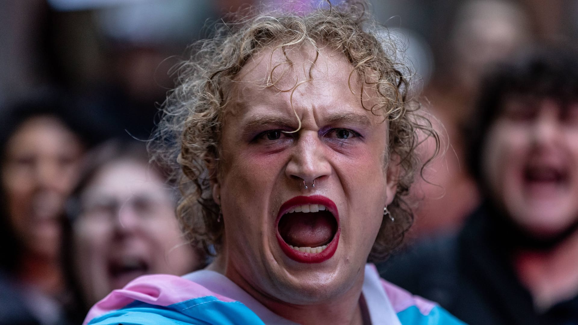 Eine Person bei einer Demonstration (Archivbild): Laut dem "Berliner Register" sind die Vorfälle gegen queere Personen in der Hauptstadt auf dem Höchststand.