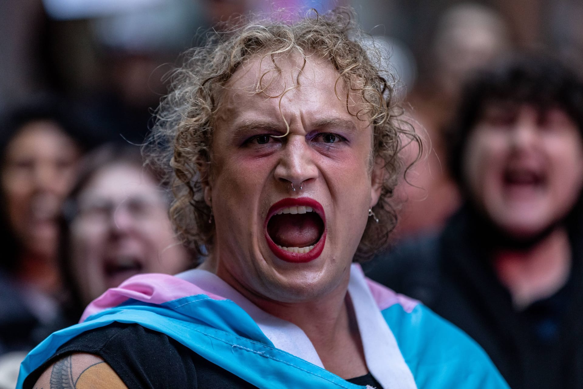 Eine Person bei einer Demonstration (Archivbild): Laut dem "Berliner Register" sind die Vorfälle gegen queere Personen in der Hauptstadt auf dem Höchststand.