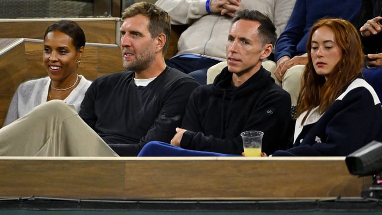 Jessica Olsson, Dirk Nowitzki, Steve Nash und dessen Ehefrau: Sie schauten sich gemeinsam ein Tennismatch an.