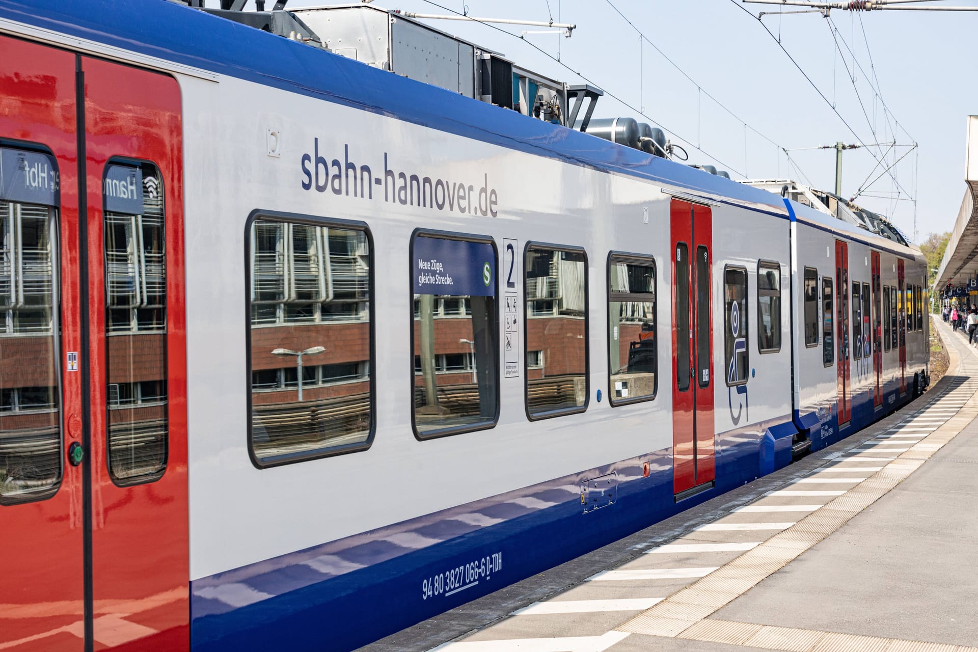 S-Bahn Hannover (Symbolbild): Die S-Bahn hielt in Dedensen-Gümmern, damit der Verletzte versorgt werden konnte.