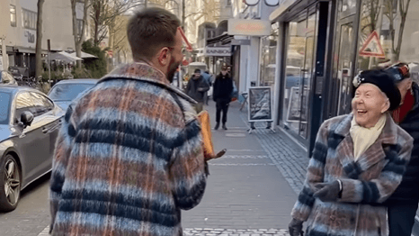 Schöne Szene: Der Clip der Zufallsbegegnung ging schnell viral. Schöne Szene: Der Clip der Zufallsbegegnung ging schnell viral.
