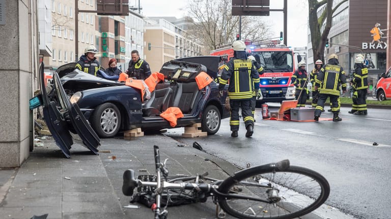 Eine Radfahrerin wurde von Trümmerteilen des Autos erwischt und verletzt.