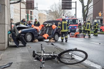 Ein Verkehrsunfall in Köln (Archivbild): Die Zahl an Unfällen ist im letzten Jahr leicht gestiegen.