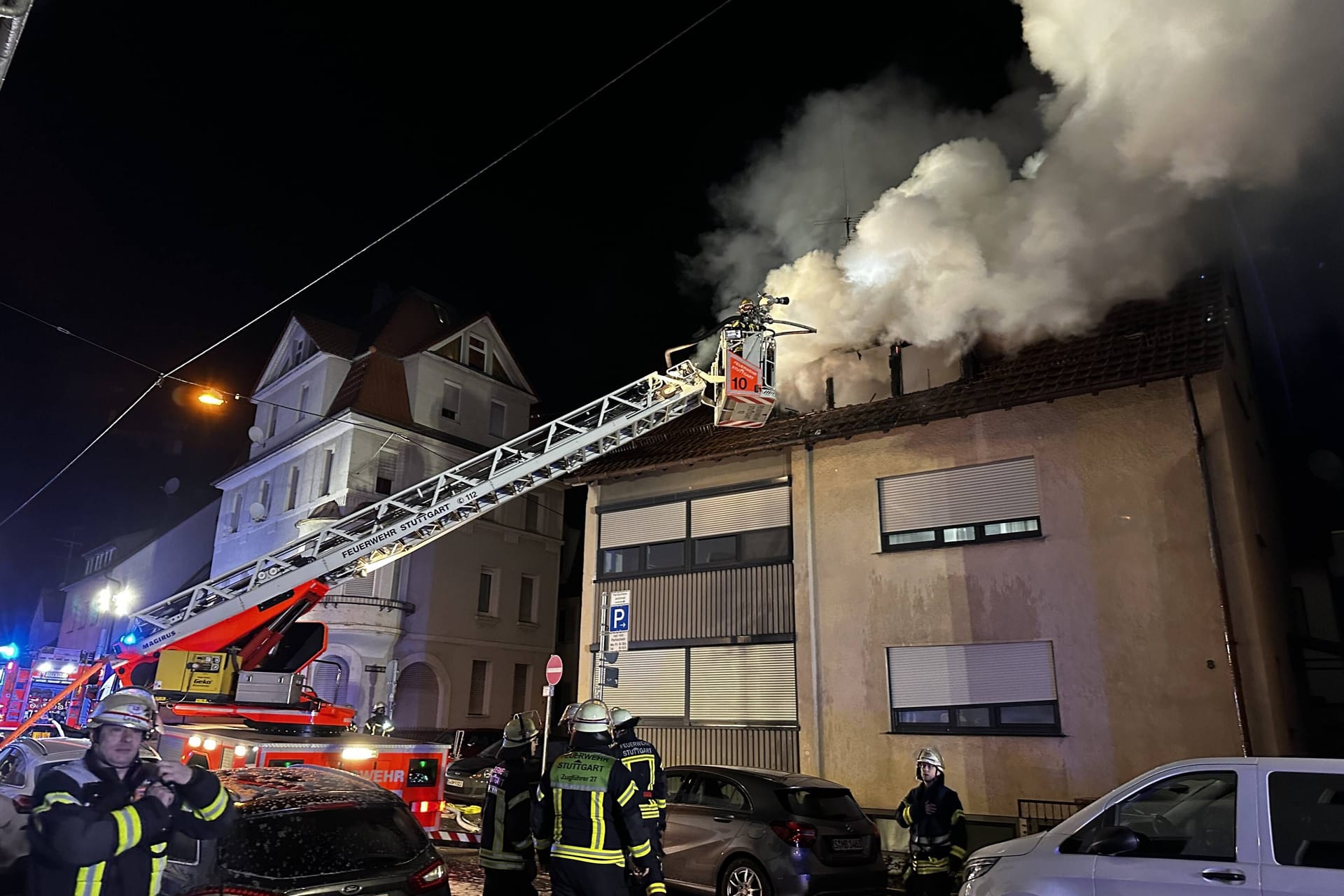 Eine Dachgeschosswohnung brannte in der Nacht auf Samstag in Stuttgart lichterloh.