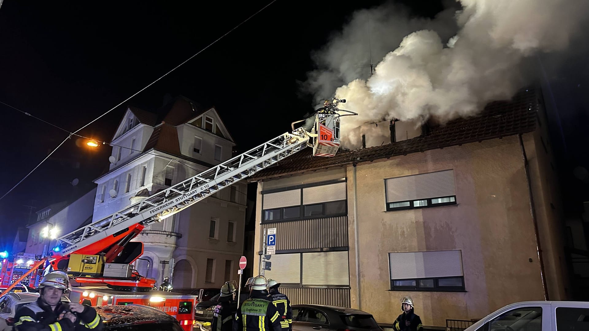 Eine Dachgeschosswohnung brannte in der Nacht auf Samstag in Stuttgart lichterloh. Eine Dachgeschosswohnung brannte in der Nacht auf Samstag in Stuttgart lichterloh.