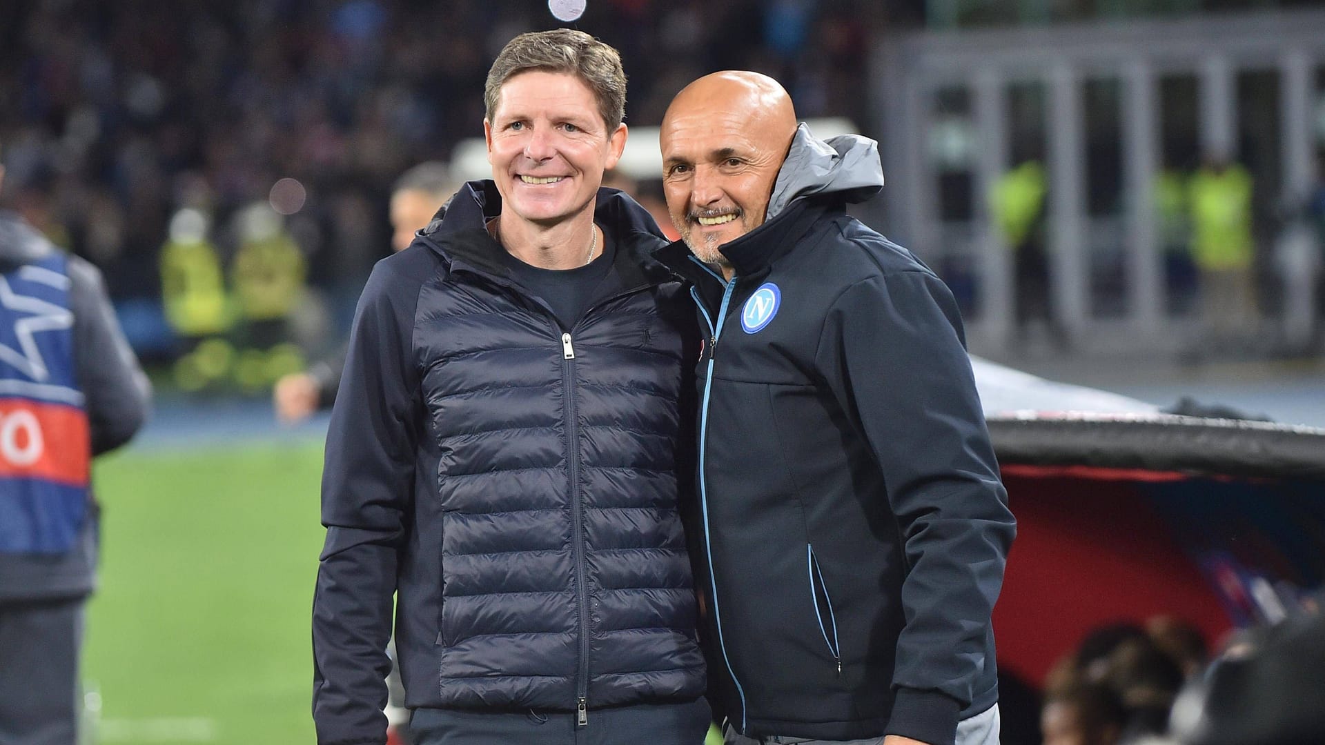 So friedlich wie zwischen den Trainern Glasner (l.) und Spalletti blieb es im Stadtzentrum Neapels nicht.