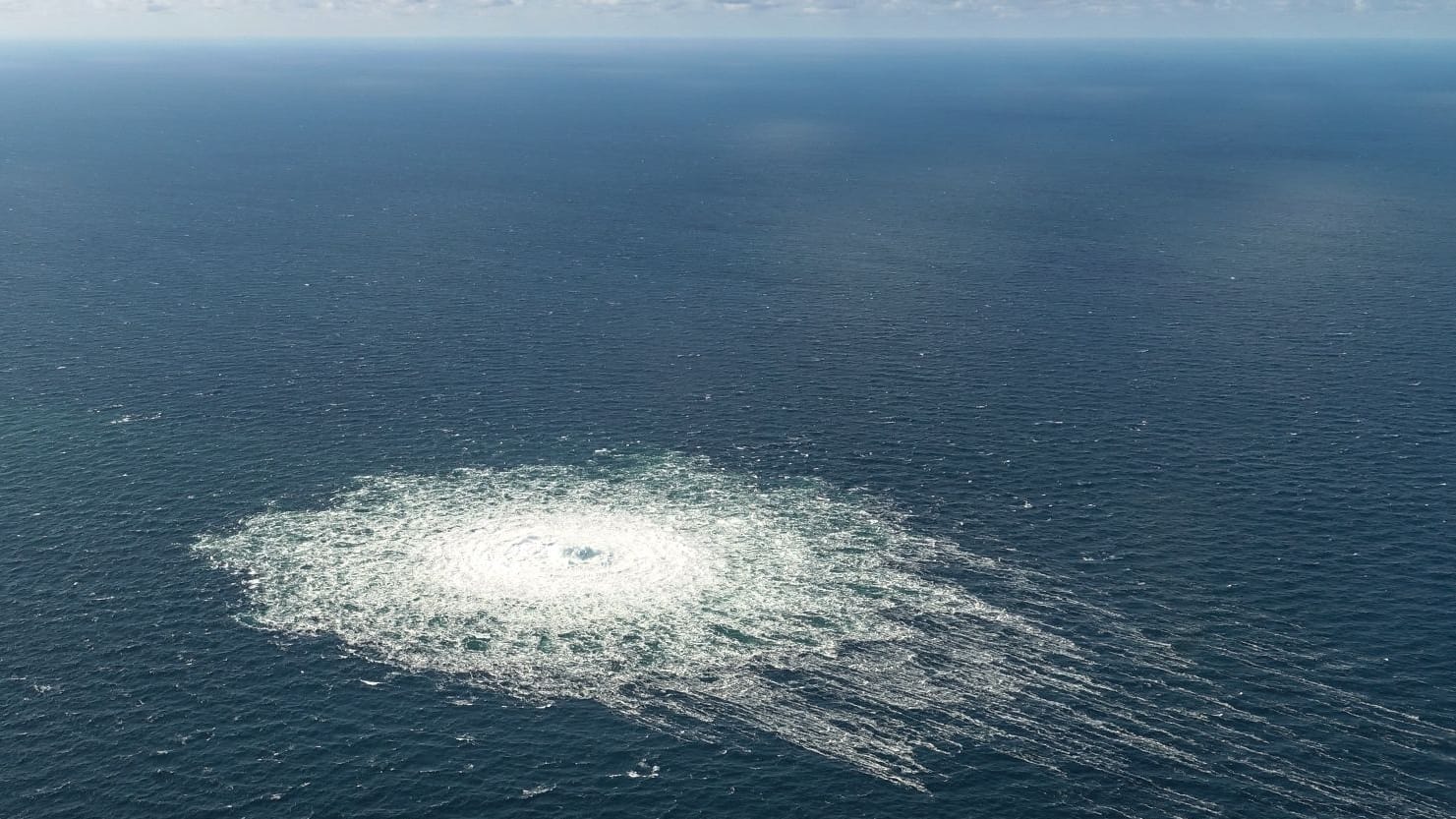 Ein Foto des massiven Gasaustritts an der beschädigten Pipeline Nordstream 2: Am 26. September 2022 wurde ein großes Leck an der Röhre entdeckt, kurz darauf trafes auch die Schwesterröhre.