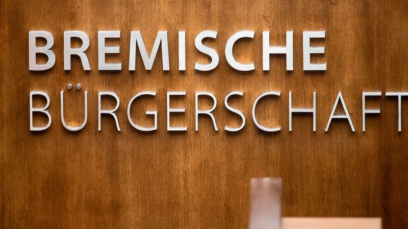 "Bremische Bürgerschaft" steht über dem Rednerpult im Plenarsaal (Symbolbild): Im Mai findet die Bürgerschaftswahl statt. "Bremische Bürgerschaft" steht über dem Rednerpult im Plenarsaal (Symbolbild): Im Mai findet die Bürgerschaftswahl statt.