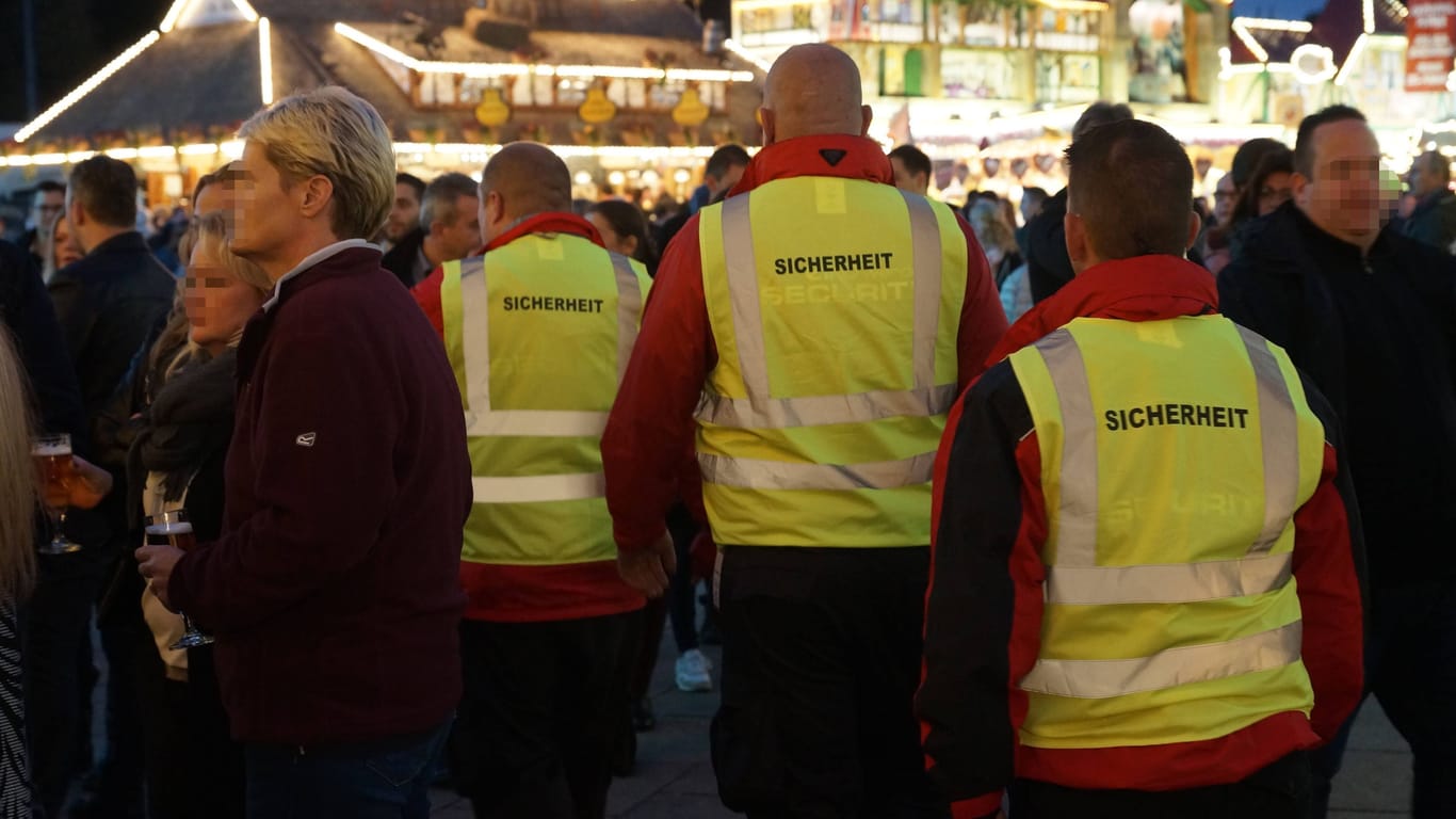 Sicherheitspersonal auf dem Bremer Freimarkt (Archivfoto): Die Jusos hatten am Montag vorgeschlagen, einen männerfreien Tag auf Jahrmärkten einzuführen.