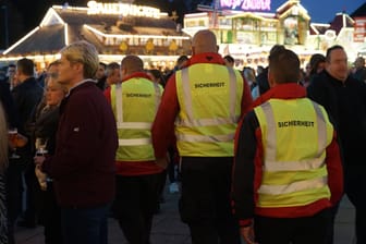 Sicherheitspersonal auf dem Bremer Freimarkt (Archivfoto): Die Jusos hatten am Montag vorgeschlagen, einen männerfreien Tag auf Jahrmärkten einzuführen.