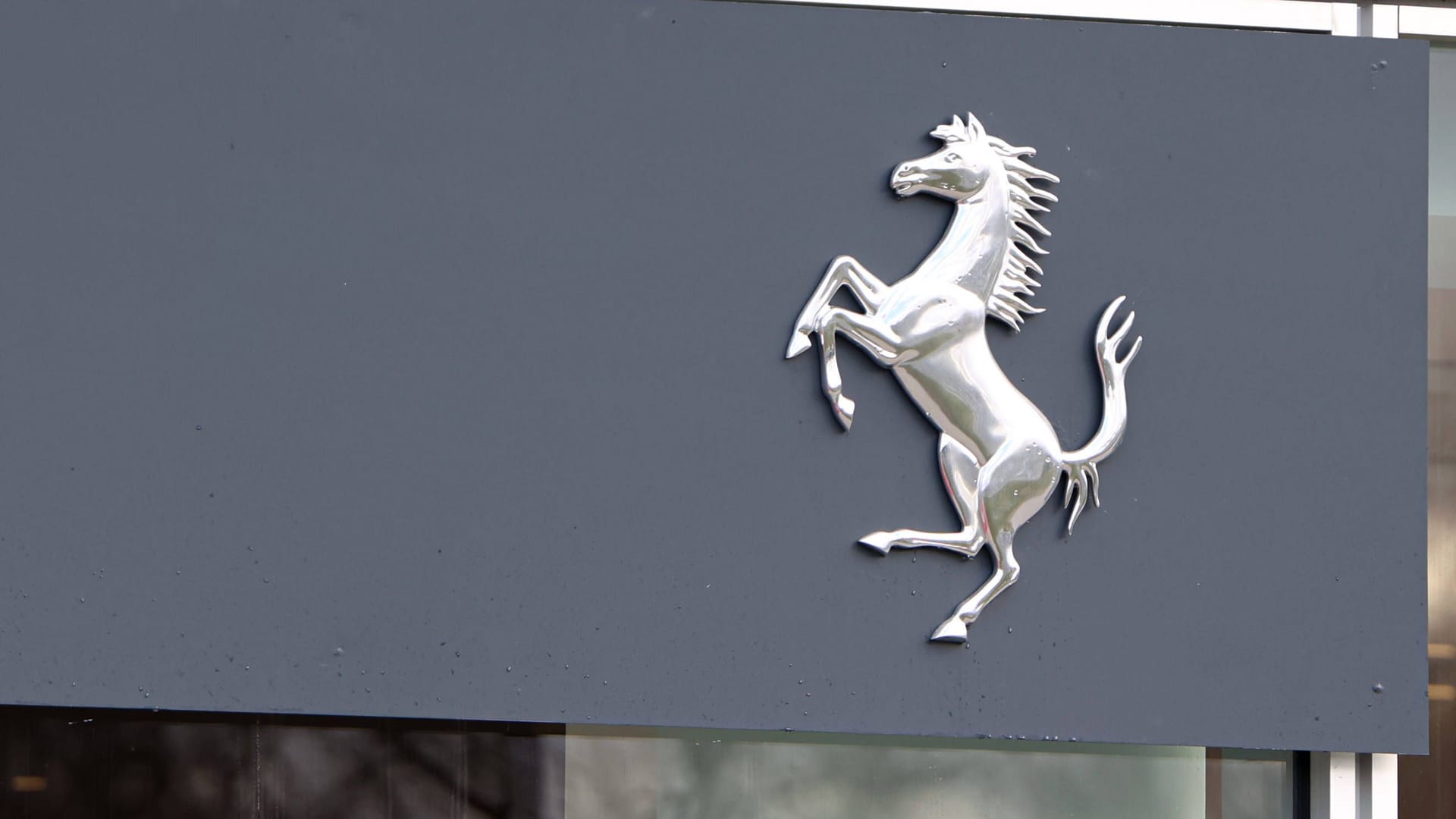 Ferrari-Logo in München (Archiv): Der Hackerangriff habe keine Auswirkungen auf die Geschäftstätigkeit des Unternehmens. Ferrari-Logo in München (Archiv): Der Hackerangriff habe keine Auswirkungen auf die Geschäftstätigkeit des Unternehmens.