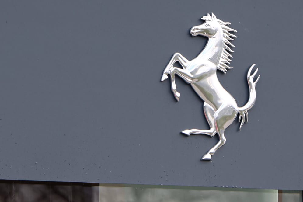 Ferrari-Logo in München (Archiv): Der Hackerangriff habe keine Auswirkungen auf die Geschäftstätigkeit des Unternehmens.