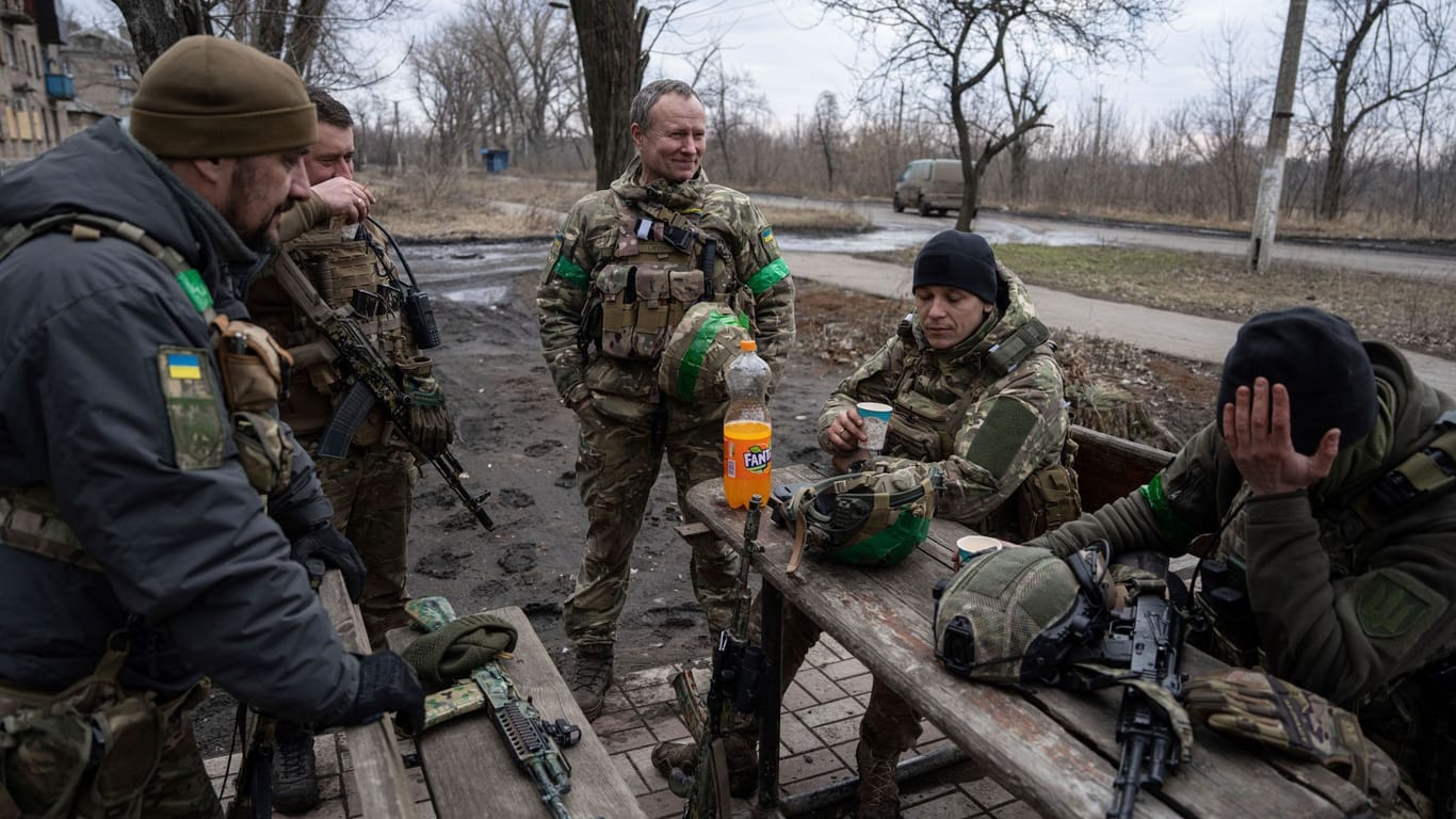 Ukrainische Soldaten ruhen sich aus, nachdem sie Bachmut verlassen haben.
