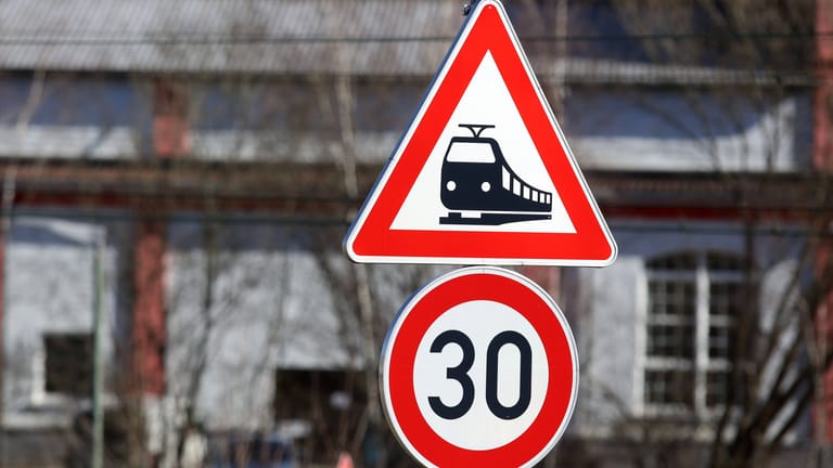 Achtung Bahnübergang: Schon in großem Abstand weist das Schild auf den Bahnübergang hin. Ab hier ist angemessene Geschwindigkeit vorgeschrieben. Außerdem gilt ein Überholverbot.