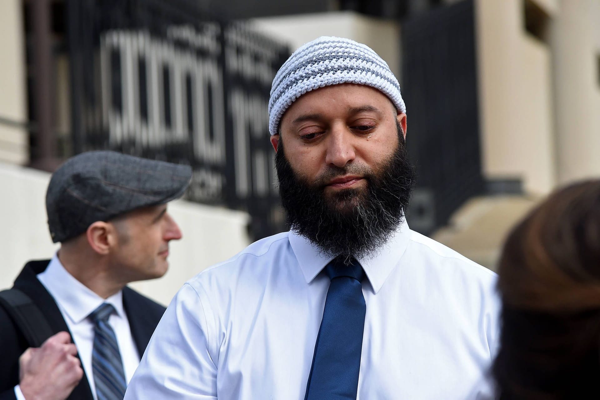 Adnan Seyd außerhalb eines Gerichtsgebäudes: Die Aufhebung des Urteils gegen ihn ist jetzt kassiert worden.
