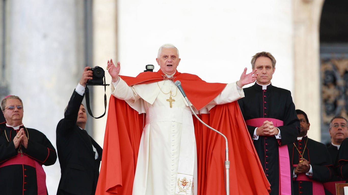 Benedikt XVI. mit Georg Gänswein (Archivbild): 2005 wurde Joseph Ratzinger zum Papst gewählt.