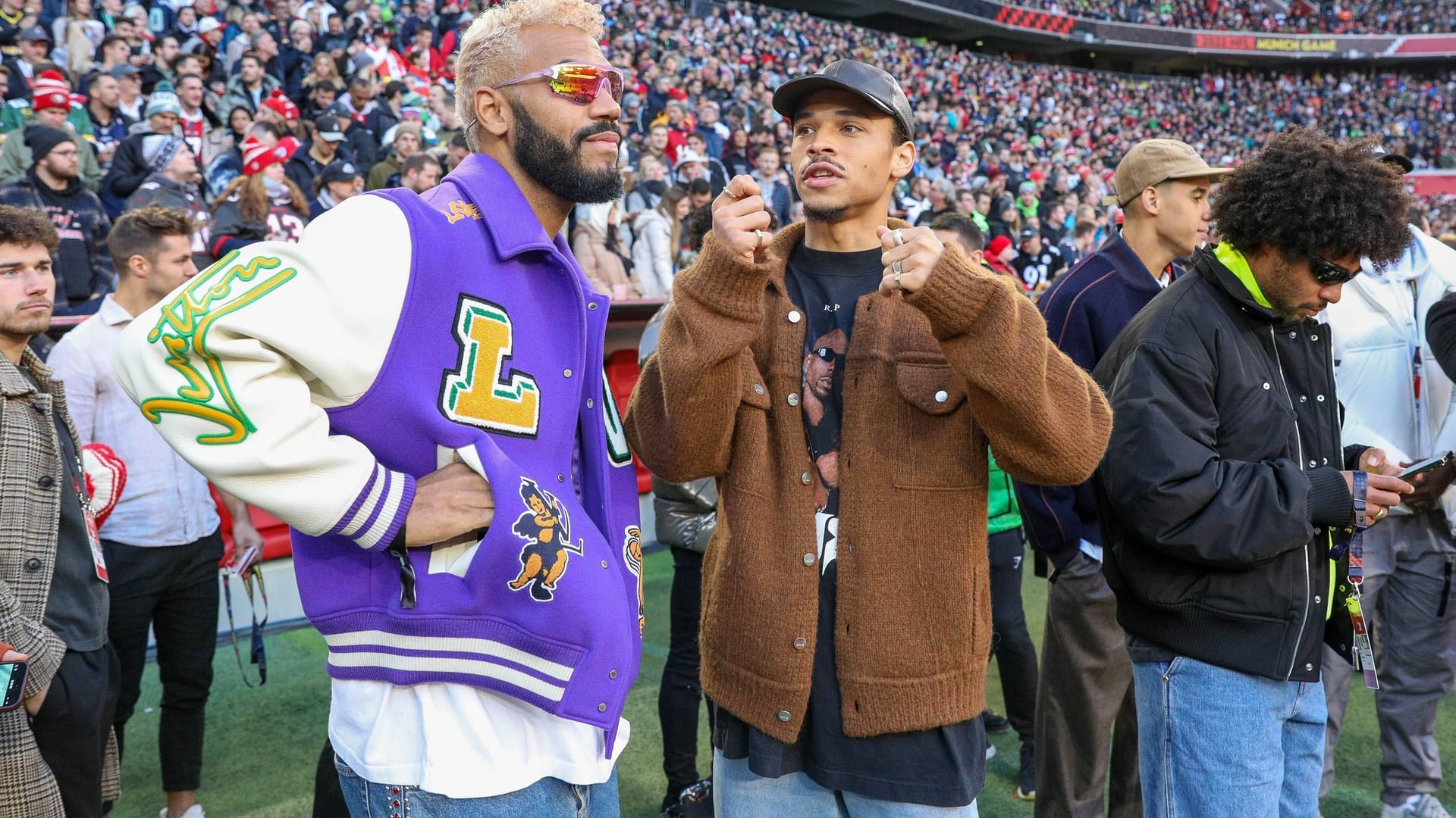 Eric Maxim Choupo-Moting, Leroy Sané, Jamal Musiala und Serge Gnabry (v.l.): Die Bayernstars besuchten gemeinsam das NFL-Spiel in München und setzten dabei modische Maßstäbe.