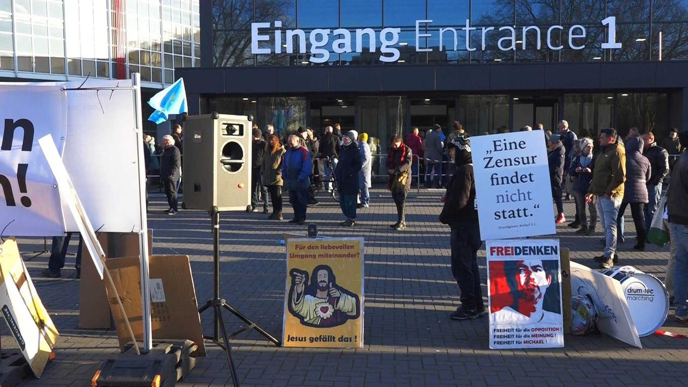 Anhänger des Publizisten Daniele Ganser vor den Westfalenhallen: Sie sprechen von "Freidenken" und befürworten die Thesen des Schweizers.
