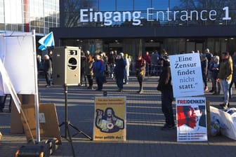 Anhänger des Publizisten Daniele Ganser vor den Westfalenhallen: Sie sprechen von "Freidenken" und befürworten die Thesen des Schweizers.