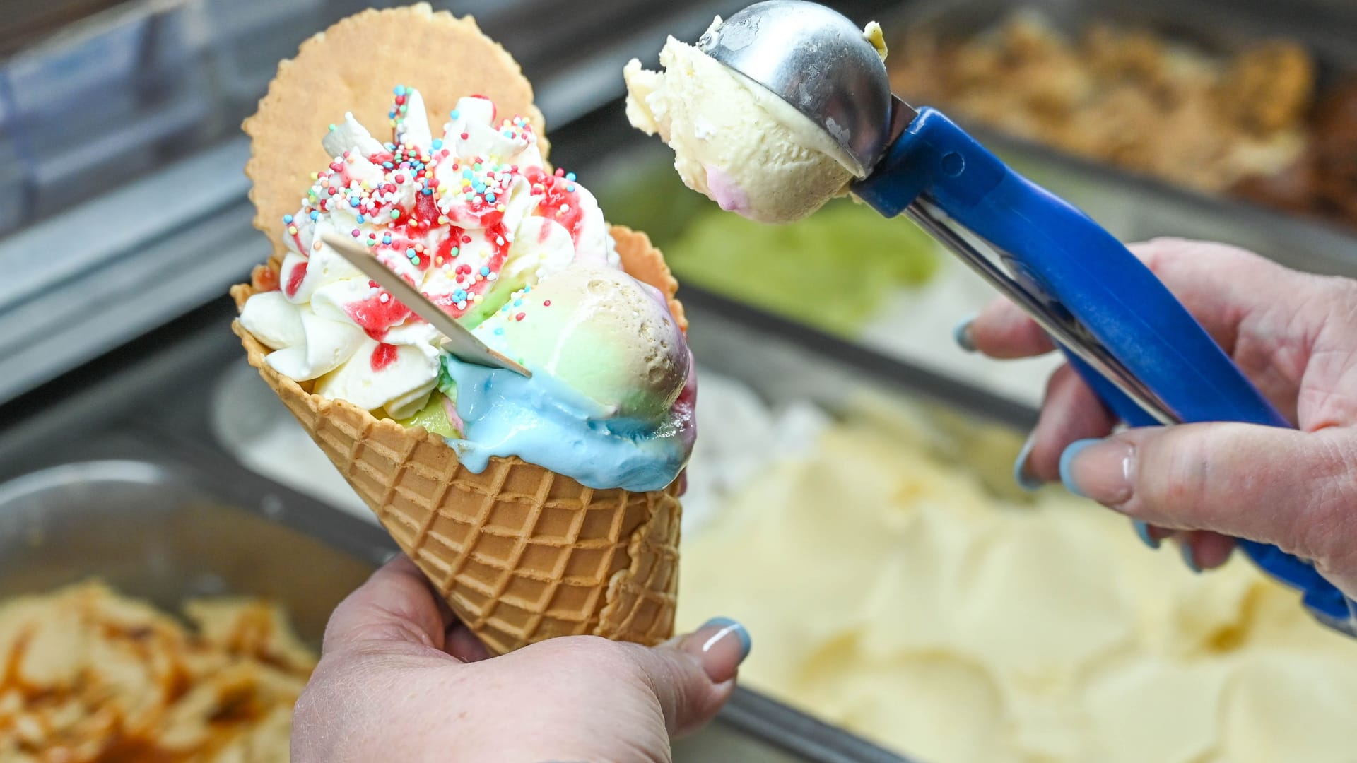 Eistüte (Symbolbild): In Hannover heißt es in vielen Läden bereits: "In der Waffel oder im Becher?"