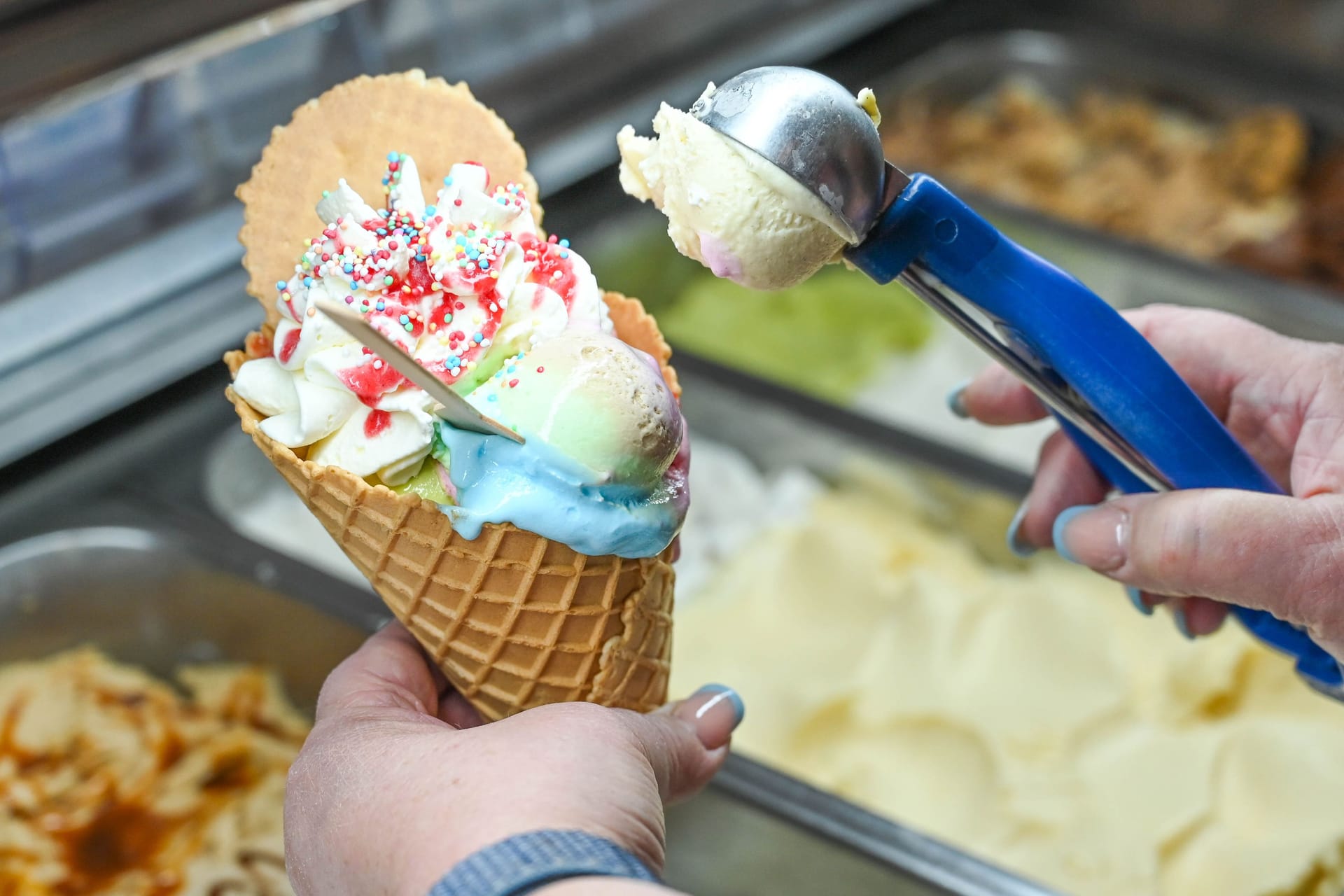 Eistüte (Symbolbild): In Hannover heißt es in vielen Läden bereits: "In der Waffel oder im Becher?"