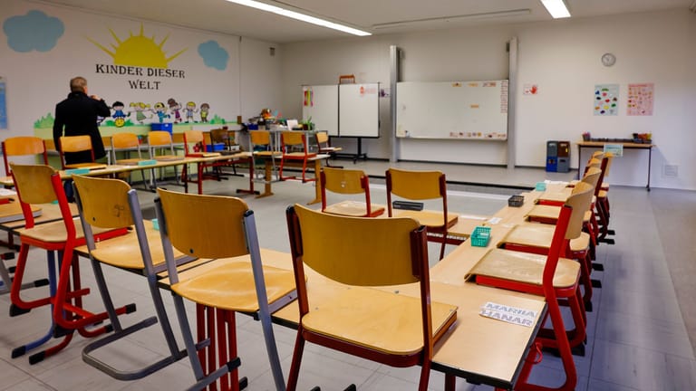 Stühle stehen auf den Tischen eines Klassenzimmers: In der Landesunterkunft der Gemeinde Seeth im Kreis Nordfriesland gibt es eine Schule.