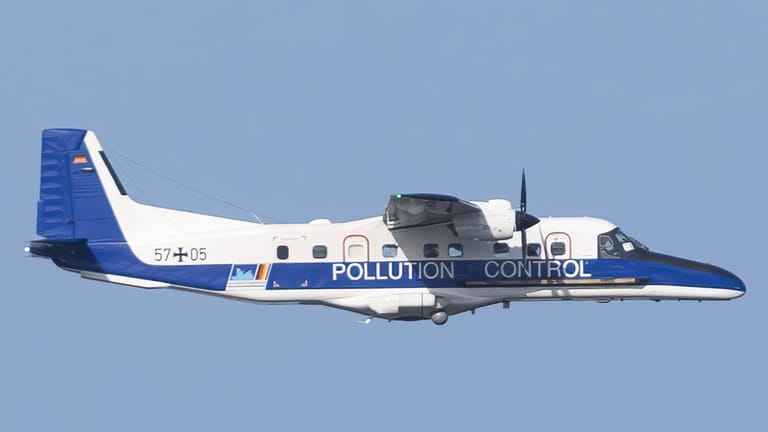 Die Dornier Do-228-212 D228 der Fluglinie German Navy: Der sogenannte "Ölflieger" kreist seit 40 Jahren über Nord- und Ostsee.