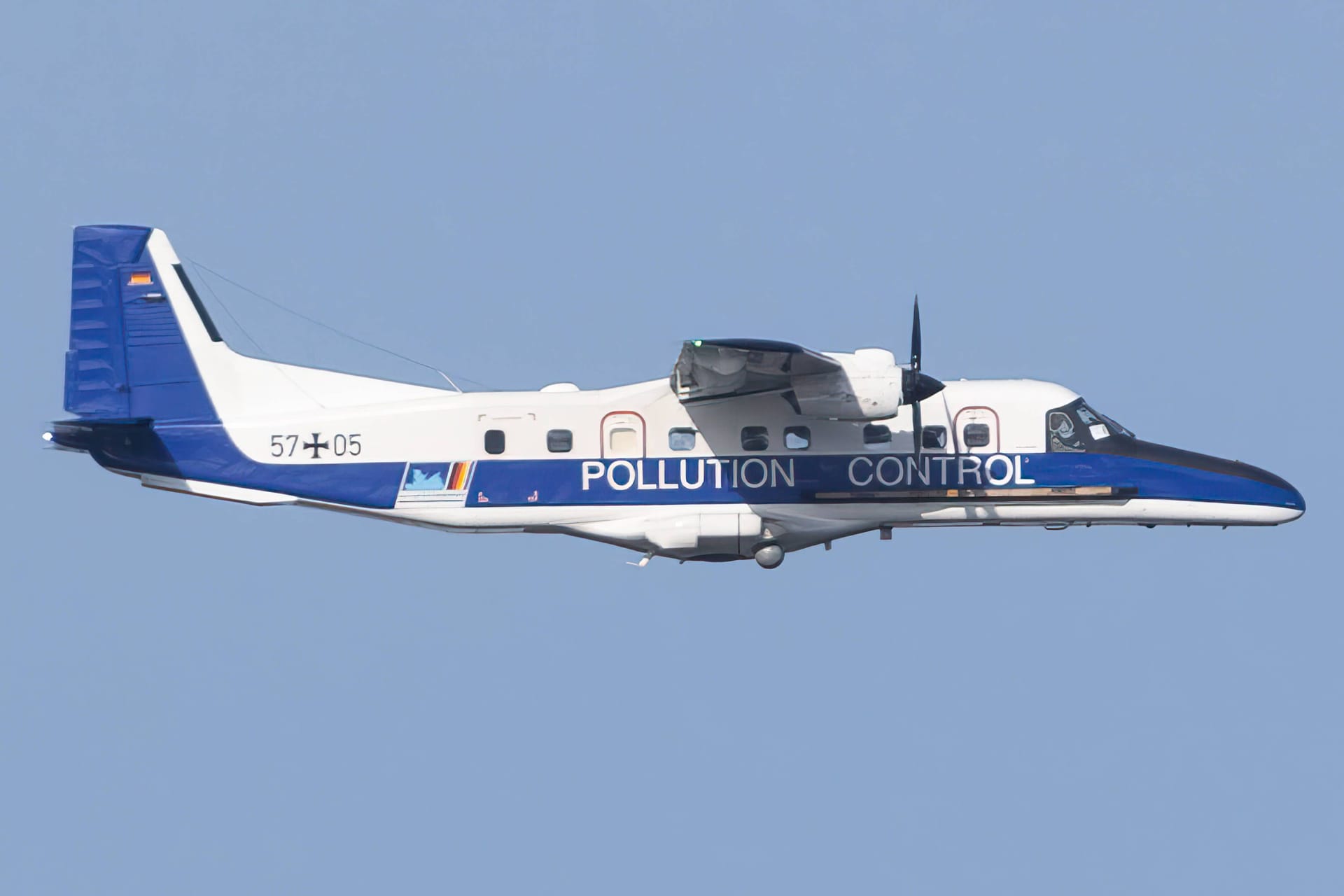 Die Dornier Do-228-212 D228 der Fluglinie German Navy: Der sogenannte "Ölflieger" kreist seit 40 Jahren über Nord- und Ostsee.