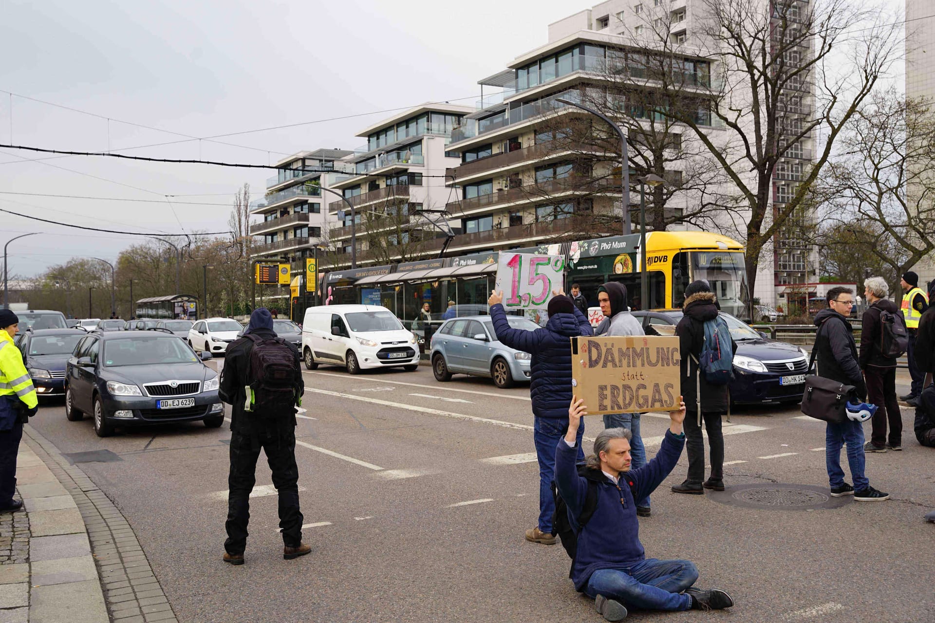 Klima-Aktivisten blockierten am Donnerstagmorgen erneut am Straßburger Platz den Verkehr. Dabei handelte es sich um eine geplante Aktion in Absprache mit der Polizei, wie es diese bereits in der Vergangenheit gegeben hatte. Dabei wurde in einem festgelegten Zeitinterval die Straße „besetzt“. Außerdem wurden Handzettel an die Autofahrer mit den Forderungen der Akteure verteilt.