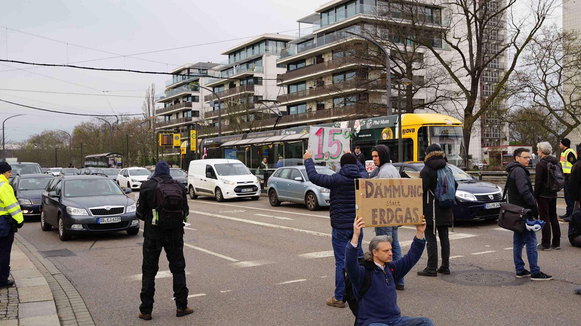 Klima-Aktivisten blockierten am Donnerstagmorgen erneut am Straßburger Platz den Verkehr. Dabei handelte es sich um eine geplante Aktion in Absprache mit der Polizei, wie es diese bereits in der Vergangenheit gegeben hatte. Dabei wurde in einem festgelegten Zeitinterval die Straße „besetzt“. Außerdem wurden Handzettel an die Autofahrer mit den Forderungen der Akteure verteilt.