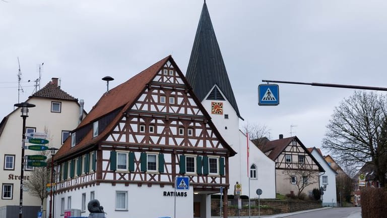 Das Rathaus von Hattenhofen in Baden-Württemberg. In der Nacht zu Sonntag ist in dem Ort ein Kommunalpolitiker angeschossen worden.