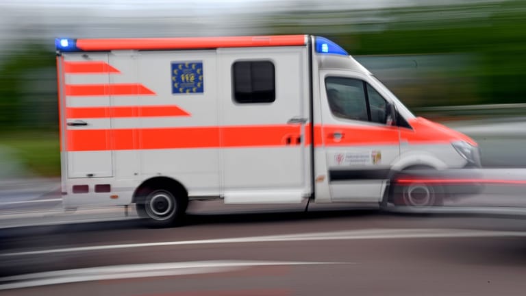 Ein Krankenwagen ist mit Blaulicht auf Einsatzfahrt