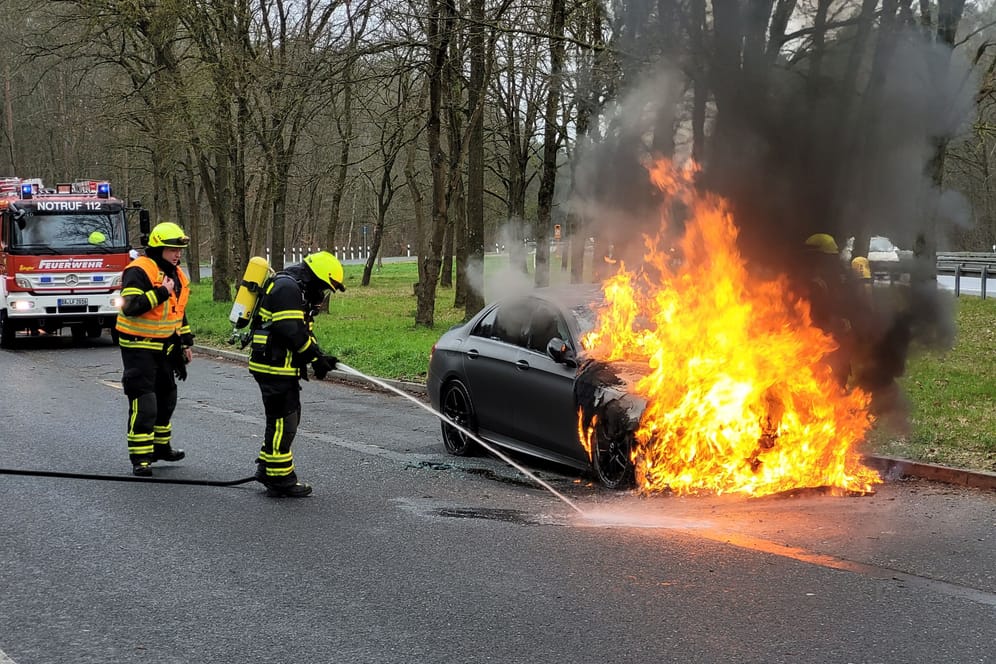 Die Feuerwehr am brennenden Auto: Der Wagen war zuvor gestohlen worden.