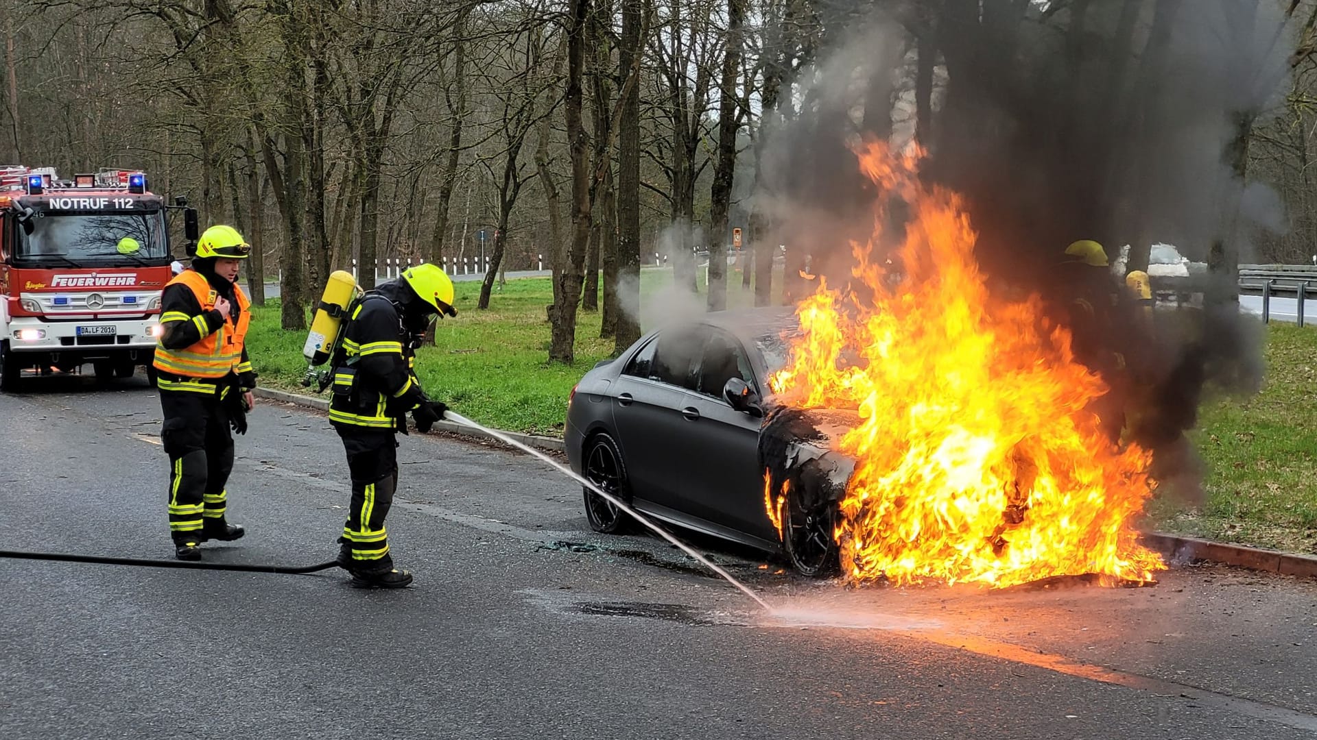 Die Feuerwehr am brennenden Auto: Der Wagen war zuvor gestohlen worden.