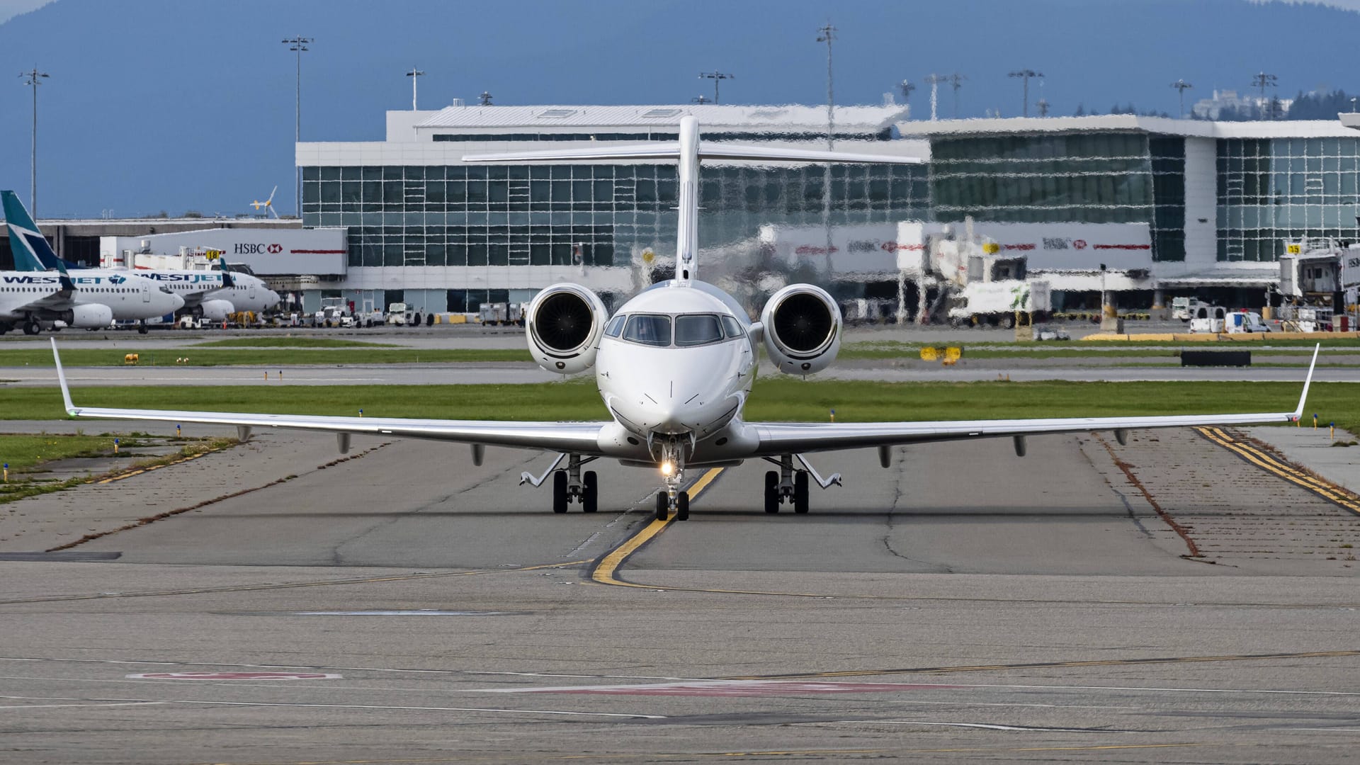 Bombardier Challenger 300 (Symbolbild): An Bord einer Maschine dieses Typs starb ein Passagier infolge von Turbulenzen.