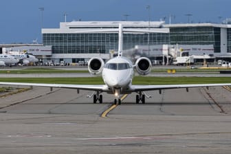 Bombardier Challenger 300 (Symbolbild): An Bord einer Maschine dieses Typs starb ein Passagier infolge von Turbulenzen.