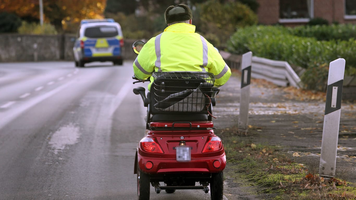 Ein Senior fährt mit seinem Elektromobil auf einer Straße (Symbolbild): Der Mann erlitt eine schwere Kopfverletzung.