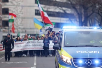 Iraner, Syrer und Ukrainer demonstrieren für Menschenrechte in Köln (Archiv): Auch an diesem Samstag kommt es in Köln zu mehreren Demonstrationen.