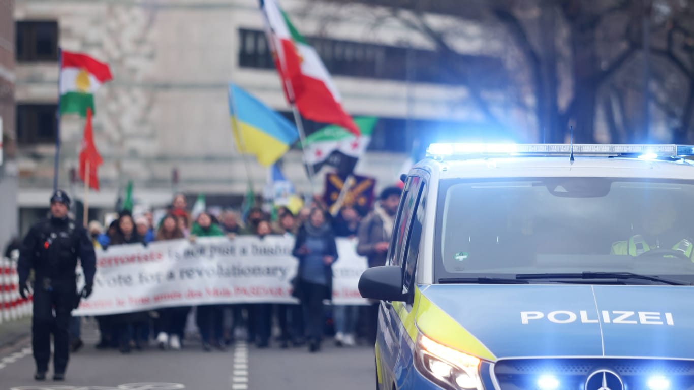 Iraner, Syrer und Ukrainer demonstrieren für Menschenrechte in Köln (Archiv): Auch an diesem Samstag kommt es in Köln zu mehreren Demonstrationen.