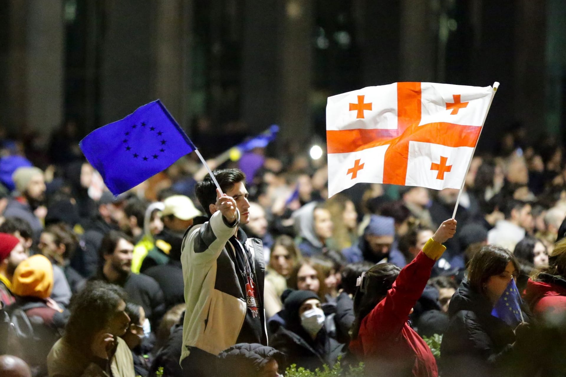 Demonstranten protestieren in Tiflis: Die georgische Regierung hat einen umstrittenen Gesetzentwurf zurückgezogen.