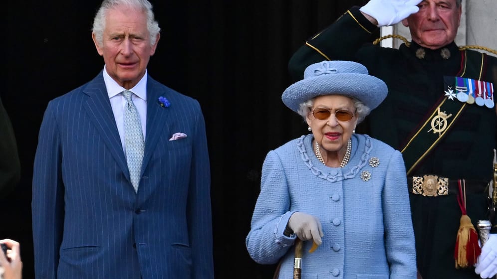 Charles und seine vergangenes Jahr verstorbene Mutter: Elizabeth II. soll bei Deutschlandbesuchen teure Wünsche geäußert haben.